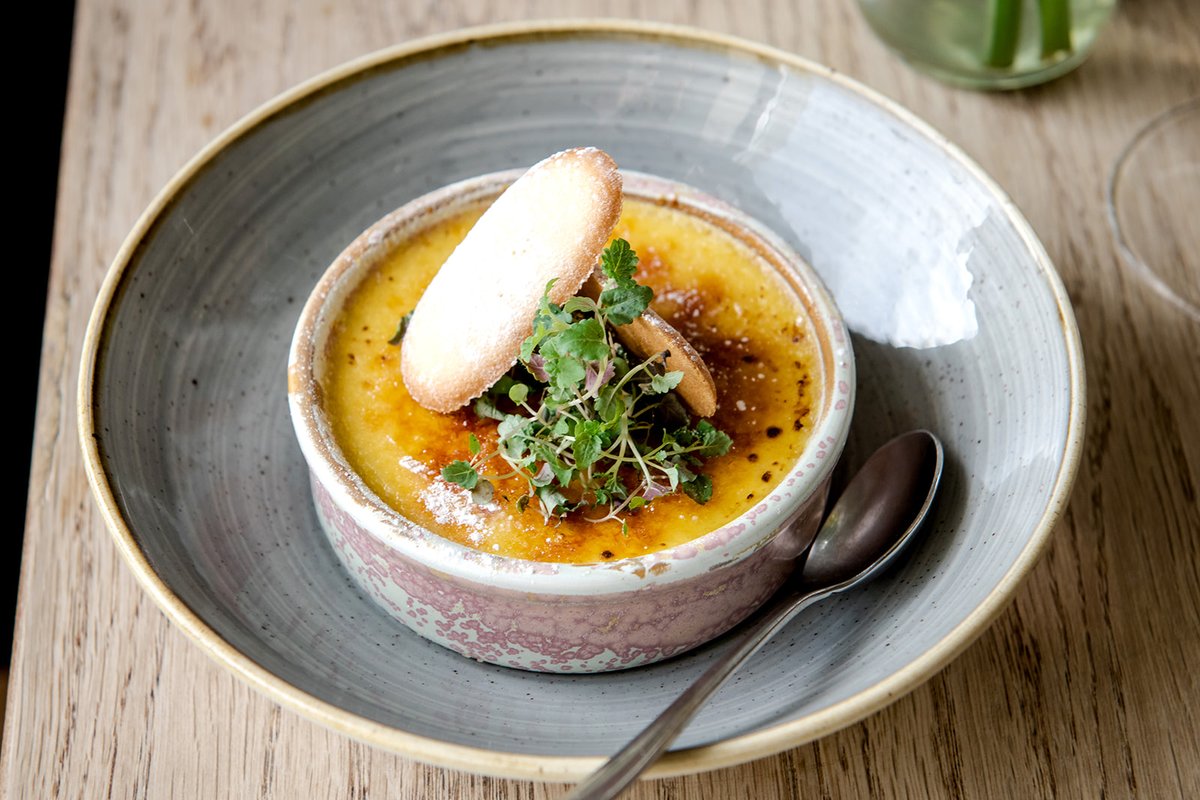 TMH_TN17's tweet image. Have a crack at our vanilla and lemongrass crème brûlée! Accompanied with langue de chat for extra crunch, it’s a fresh, fragrant finale to your feast, and not to be missed from our Spring Pudding Menu with the whole herd this week.

#kentpubs #dessertlover #aaguide