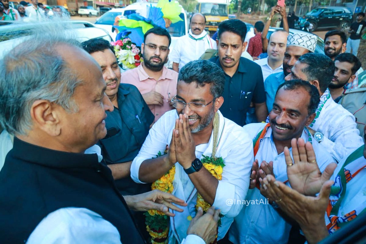 InayatMulki's tweet photo. ರಾಜಸ್ಥಾನದ ಮುಖ್ಯಮಂತ್ರಿ ಶ್ರೀ @Ashokgehlot51 ಅವರನ್ನು ಮಂಗಳೂರಿಗೆ ಆತ್ಮೀಯವಾಗಿ ಸ್ವಾಗತಿಸಿದ ಕ್ಷಣ ಸ್ಮರಣೀಯವಾಗಿತ್ತು. https://t.co/LdvDsGfwOM