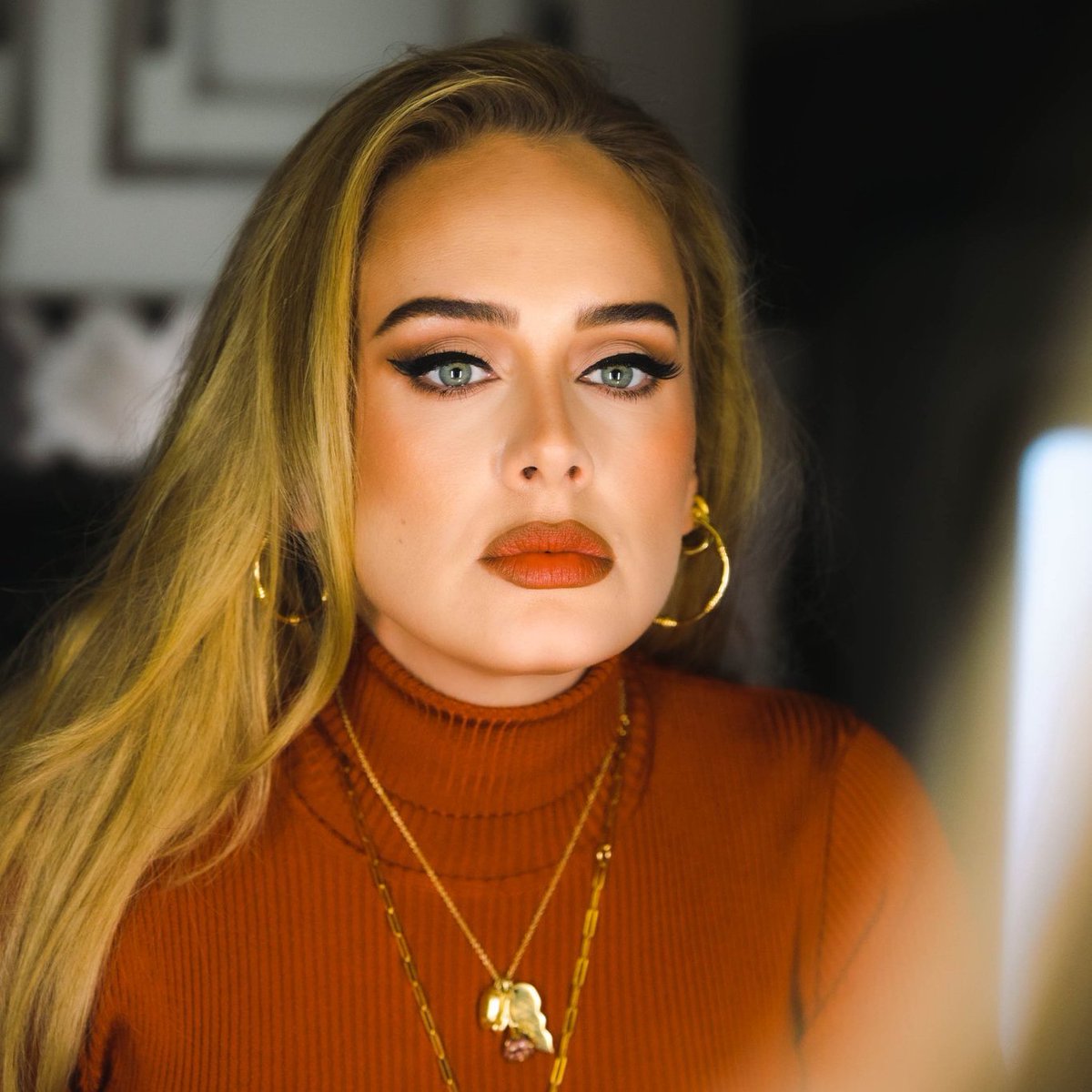 ChartsofAdele's tweet image. According to the newest UK @officialcharts midweek update, @Adele’s “Easy On Me” is predicted to re-entered on this week's UK Official Singles Chart for a 40th week. 🇬🇧

— It will mark @Adele's 5th song to surpass this milestone.