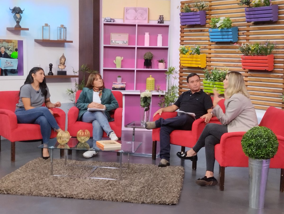 REDUNIChile's tweet photo. Estamos en vivo en el Matinal @SaboresZL conversando sobre los derechos laborales que deben quedar incorporados en la #NuevaConstitucion, con el Presidente de @Conatracopsconf @Claudio70932894 y la Presidenta de @fenassap @gloflowers , ambos integrantes de @UTDTrabajoDigno . https://t.co/KuHr26WdiI