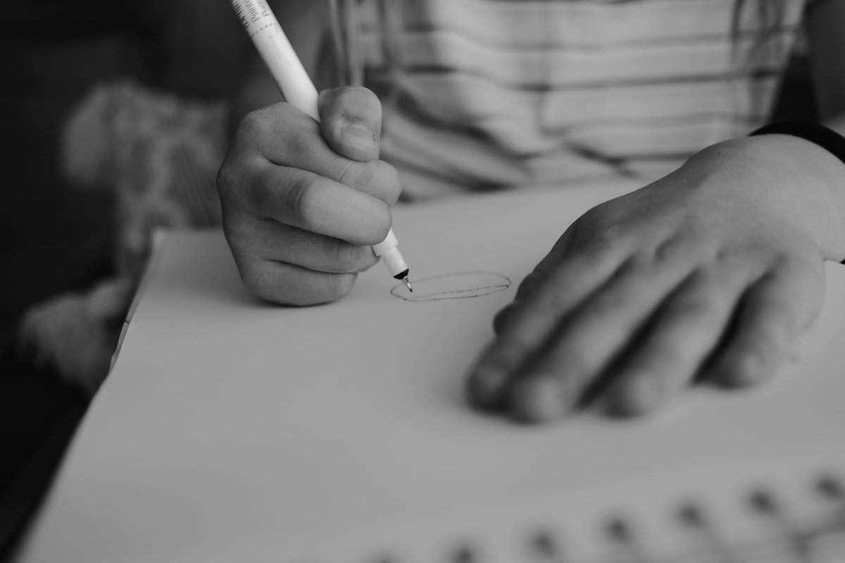 PlaneFocal's tweet photo. Warm weather is good for days of drawing after school. https://t.co/44faNZm2ak