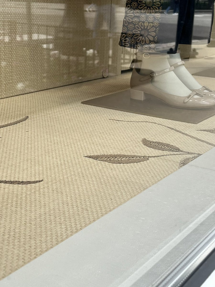 DFashionNaught's tweet image. @Dior 

Imagine showcase your product like this. 1.5K shows looking cheap.

:/

#twosizesUp #illfitting #what?