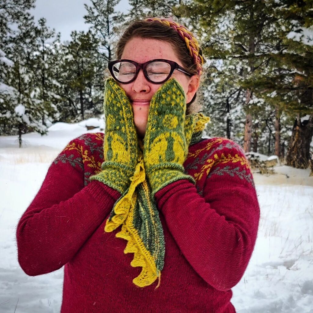 pinkmakescomics's tweet photo. A #SpringTimeInTheRockies edition of #MeMadeMay - last week I got one last chance to enjoy the glory of getting kitted out in all the warm fuzzies!
Mittens from the #ftcheirloomkal , scarf from some plant-dyed yarn, and sweater in einband Lopi (with the… https://t.co/LdUFuH4DoA https://t.co/Jez9zFnStZ