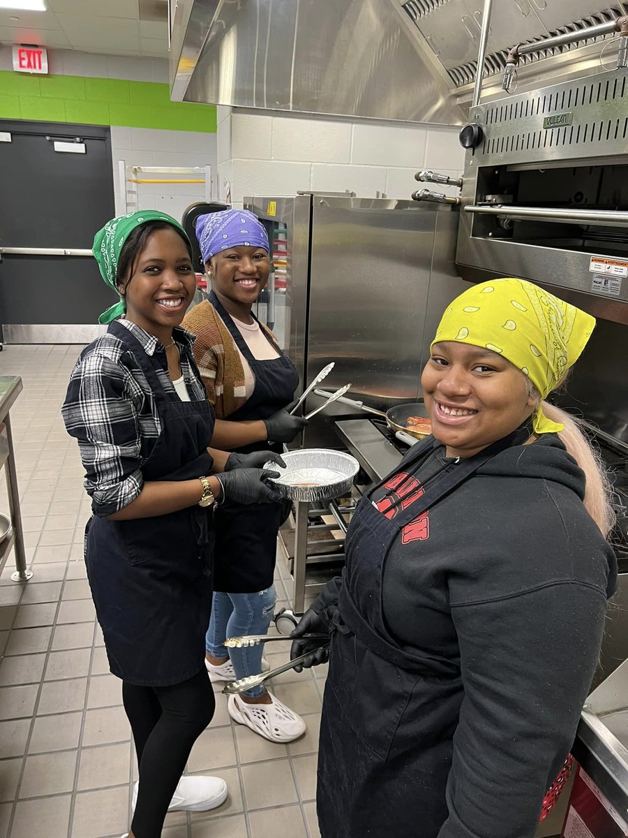 LeeCoSchools_MS's tweet photo. Lee County CTE culinary arts students just learned how to make #sushi!
What time is dinner? π
#findingfutures
#EducateServeInspire https://t.co/06KFOMmC9n