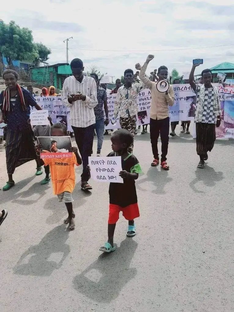 MYassin98's tweet photo. Today, the community of #Kasagita organized a rally, urging both the regional and federal governments to remove the UXOs from the area and ensure the safety and security of the children living in #Kasagita. https://t.co/wGEz0gst5e