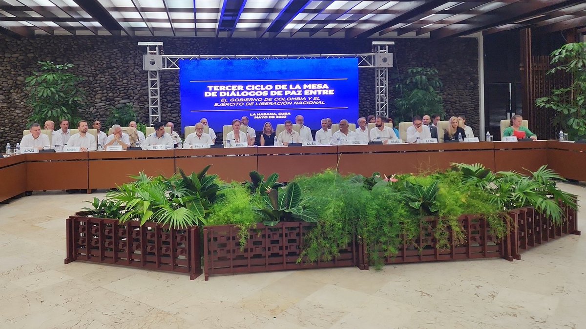 BrunoRguezP's tweet photo. Es un honor para nuestro país q el Gob. de Colombia y el ELN hayan solicitado a Cuba ser sede del 3er ciclo de la Mesa de Diálogos de Paz

#Cuba actuó y actuará de forma discreta, imparcial y responsable en interés de hallar una solución política al conflicto armado en #Colombia https://t.co/1PcsAUmZ6i