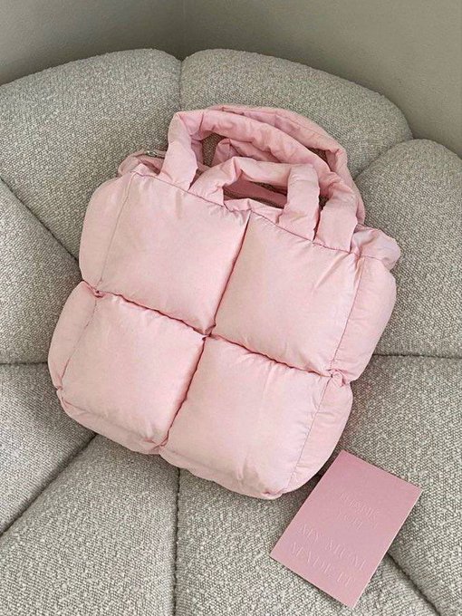 ludasneck's tweet photo. Pink pilates puffer bag https://t.co/KYBydlEHBH