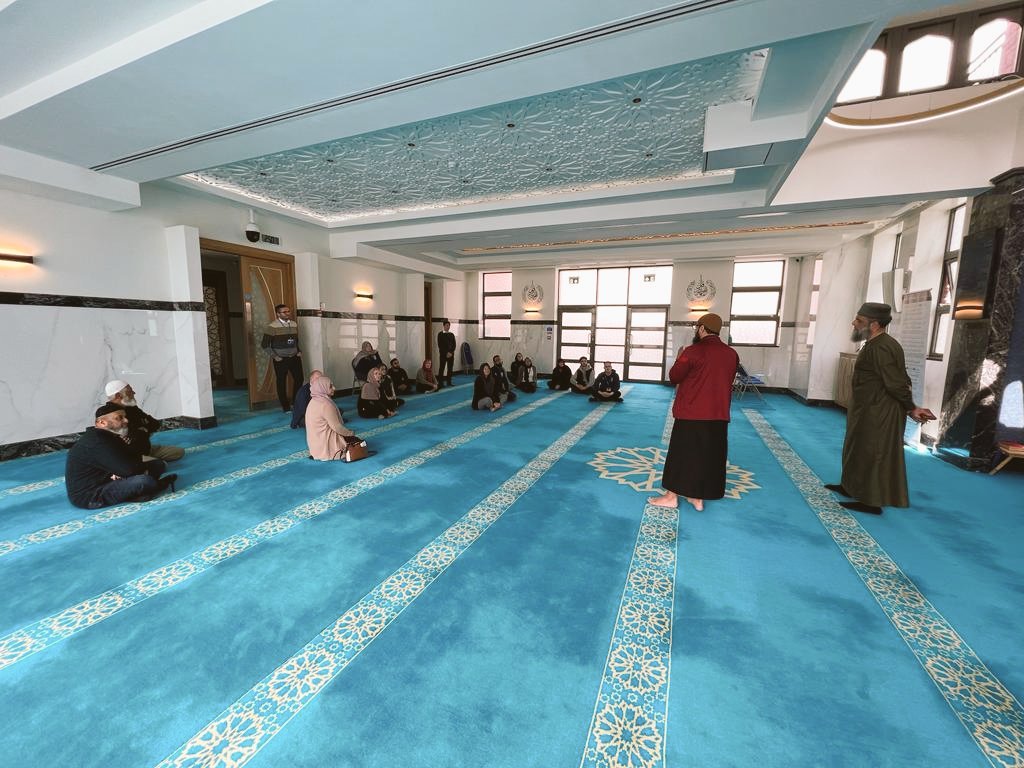 MasjidSaliheen's tweet photo. It was a great pleasure hosting our neighbours from @EFL @EFLTrust @EFL_Comms today at the Masjid. A whole tour of the Mosque was given along with some informative talks about Islam - and followed by some lovely savoury treats for the @EFL staff to enjoy. #mosquevisit https://t.co/SIBHsUe9ko