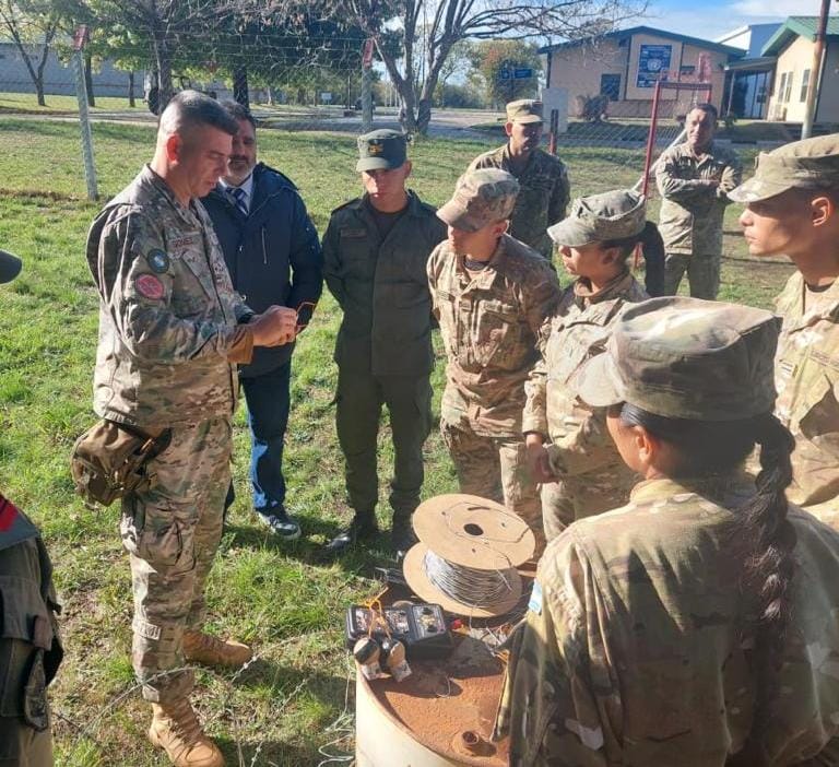 esesc_argentina's tweet photo. #Aspirantes de 2do año junto a cursantes de Gendarmeria Nacional de la especialidad mecánico de munición y explosivos, recibieron una jornada de capacitación y práctica de voladura en #CAECOPAZ
#ActitudCabral
#QuieroSerAspirante https://t.co/oCKZLX0t5r