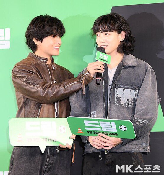 jeon_vantella's tweet photo. 🆕 — SE ANUNCIA EL POSIBLE LANZAMIENTO DEL ÁLBUM DE #JUNGKOOK Y #TAEHYUNG :

Según los informes de los medios de comunicación, se espera que #V lance su primer álbum en solitario oficial en el tercer trimestre de 2023 (julio, agosto y septiembre) y se espera que #JungKook (+) https://t.co/k372WMwBBx