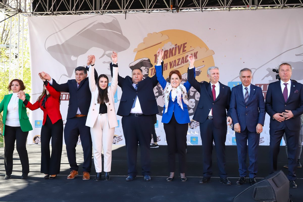 Genel Başkanımız Sayın <a href="/meral_aksener/">Meral Akşener</a>,

Afyonkarahisar'da vatandaşlarımızla bir araya geldi.

Hiç merak etmeyin;

Milletimizin iradesinden kaçanlar tarih olacak!

14 Mayıs'ta Türkiye Tarih Yazacak!☀️