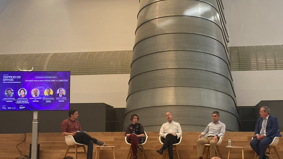 dataspace40's tweet photo. @olazaro at the roundtable by #BasqueArtificialIntelligenceCenter remarks how data spaces for logistic and mobility enable specific applications e.g. CO2 calculation, cost reduction&amp; efficiency and good timing oportunity as companies are now in internal data explotation #Baidata https://t.co/MtP8jVmcWB