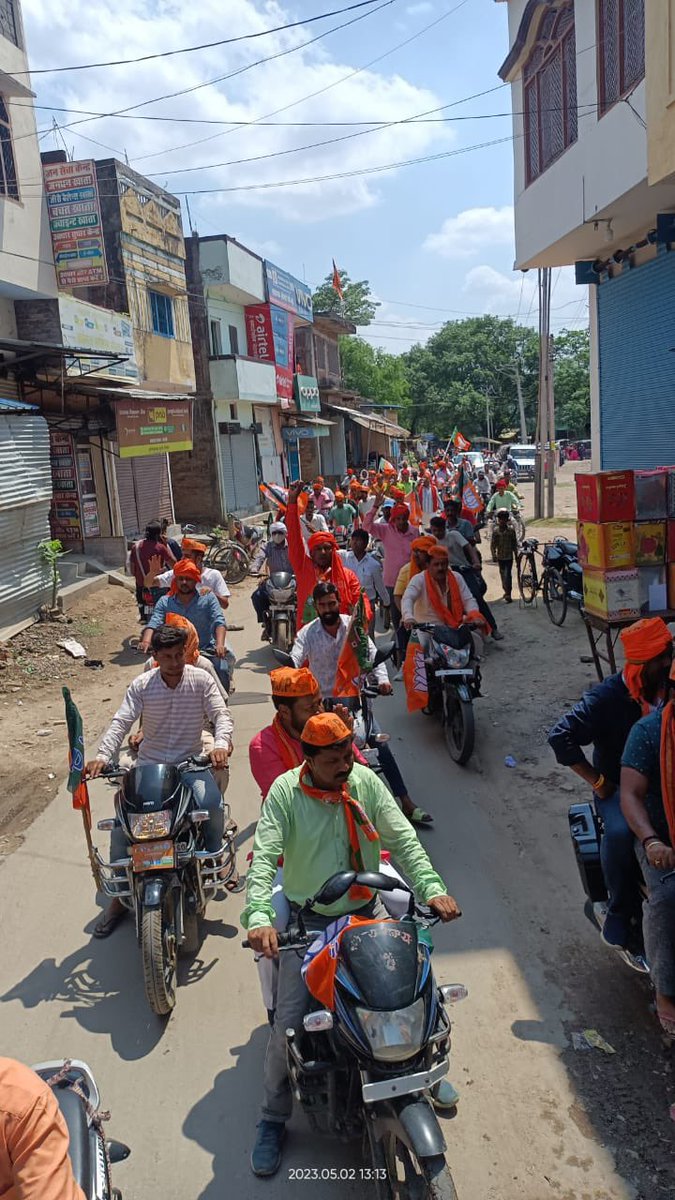 veer9559_singh's tweet photo. आदर्श नगर पंचायत भटनी के लोकप्रिय एवं जनप्रिय प्रत्याशी डॉ बलराम जायसवाल जी के समर्थन में आयोजित बाइक रैली में उपस्थित अपार जनसमूह ने आज यह साबित कर दिया कि भटनी में कमल खिल चुका है आप सब से आग्रह है आने वाले 4 तारीख को कमल के फूल पर अधिक से अधिक मोहर लगाकर भटनी को मजबूत करें। https://t.co/6p9YSPY6Bt