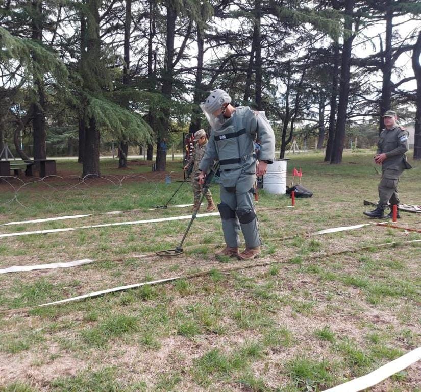 esesc_argentina's tweet photo. #Aspirantes de 2do año junto a cursantes de Gendarmeria Nacional de la especialidad mecánico de munición y explosivos, recibieron una jornada de capacitación y práctica de voladura en #CAECOPAZ
#ActitudCabral
#QuieroSerAspirante https://t.co/oCKZLX0t5r