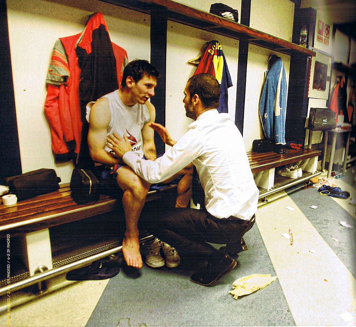 🔙 Hoy, que se cumplen 14 años de este momentazo con Lionel y Pep charlando en el vestuario del Bernabéu, después de destrozar 6-2 al Real Madrid en el Bernabéu, vale la pena recordar la explicación del propio Leo y Xavi Hernández sobre el nacimiento del famoso ‘falso 9’.

Así