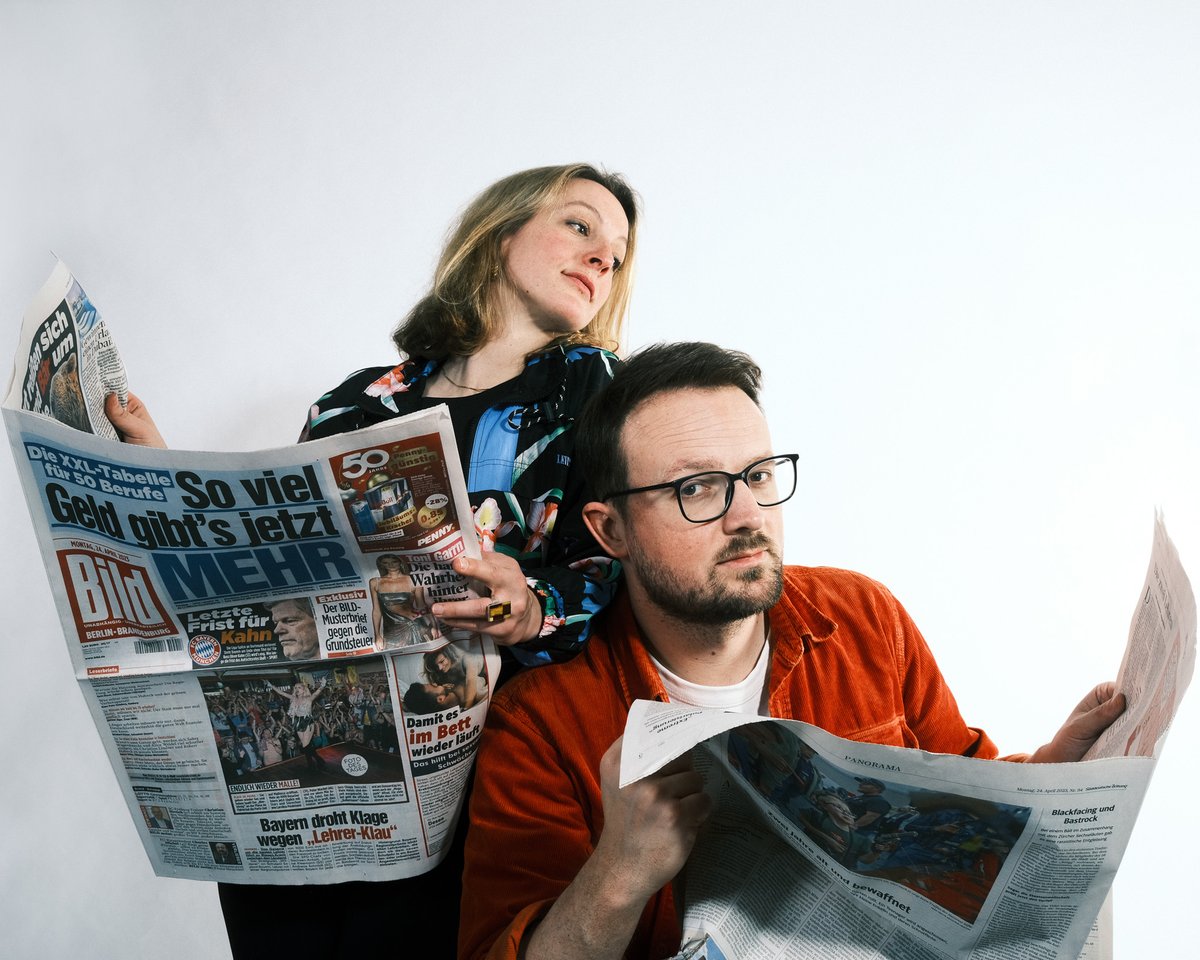 Es gibt ein neues Teamfoto! Und was zum Abstimmen: Schenkt unserem kleinen, handgemachten Indie-Podcast eure Stimme und euer Herz ♥️ beim 792. Deutschen Podcastpreis. Alles andere ist Schiebung.  bit.ly/vote4ehrenwort

Foto: Sheryl Ann Tesche