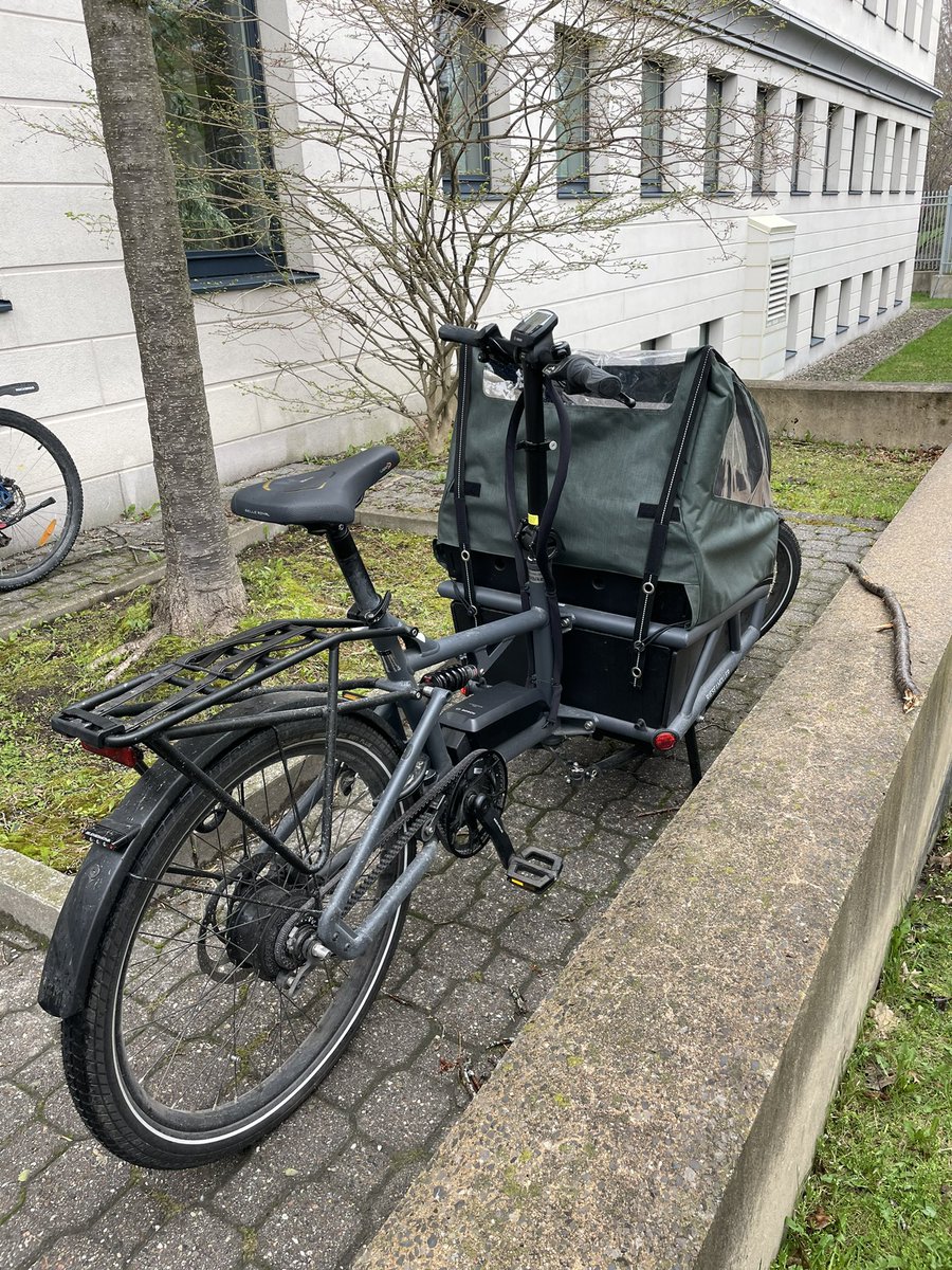 While Ministers from 🇩🇪+🇨🇦 + other partners discuss ambitions for #COP28UAE at the #PetersbergClimateDialogue I try to do my share to reduce emissions: 🚴🏼‍♀️ 17k from home to daycare to @GermanyInCanada and back. I ♥️ my German electric cargo bike by @riesemuller!