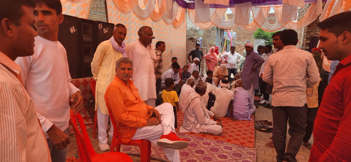 गांव मुंढाल में श्री मुकेश  कुमार  की बेटी की शादी समारोह में शामिल हुए।