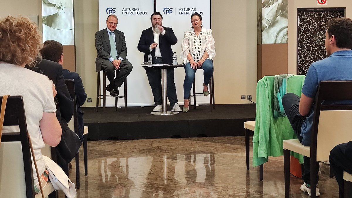 PP_Asturias's tweet image. En #Langreo tienen sus reivindicaciones muy claras.

👉🏻 @CangaFanoDiego responde hoy a las preguntas de los langreanos que se han interesado por las oportunidades de #empleo que pueden tener las Cuencas, la #FormacionProfesional, el despoblamiento o el soterramiento de las vías.