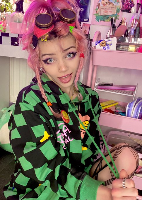 Nat🍭 - 2 pic. 😜💚 https://t.co/izOVyBD8tv