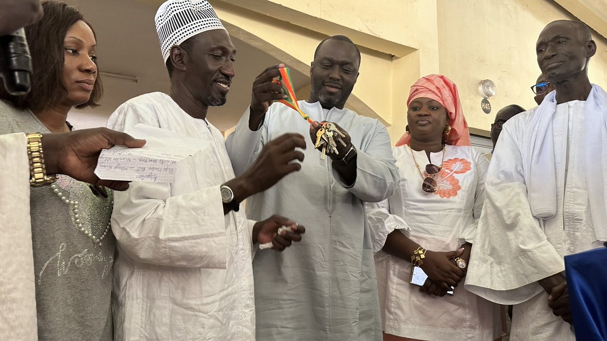 mincom_sn's tweet photo. #Inauguration du marché Ndoumbé Diop de Diourbel :

M. Abdou Karim FOFANA, Ministre du Commerce, de la Consommation et des Petites et Moyennes Entreprises a procédé, ce mardi 2 mai 2023, à la réception des travaux de rénovation du marché Ndoumbe Diop de Diourbel.

#commercesn https://t.co/jtSyeYVaB1