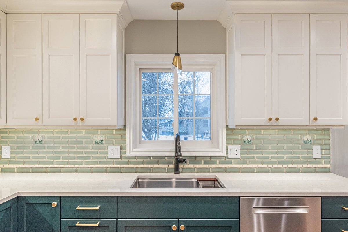 motawitileworks's tweet photo. Brand-new beauty from our installation design department! https://t.co/xiXblqL1be
Kitchen: Robert Strickland Construction | Photo credit: Stacey Gingras | Cabinets: Expo Kitchen
#motawi #motawitileworks #kitchengoals #tilebacksplash #transitionalstyle #transitionaldesign https://t.co/thXveFJGyl