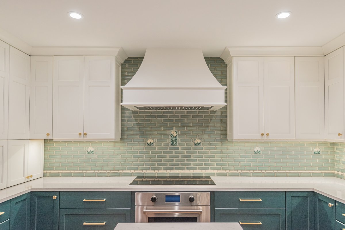motawitileworks's tweet photo. Brand-new beauty from our installation design department! https://t.co/xiXblqL1be
Kitchen: Robert Strickland Construction | Photo credit: Stacey Gingras | Cabinets: Expo Kitchen
#motawi #motawitileworks #kitchengoals #tilebacksplash #transitionalstyle #transitionaldesign https://t.co/thXveFJGyl