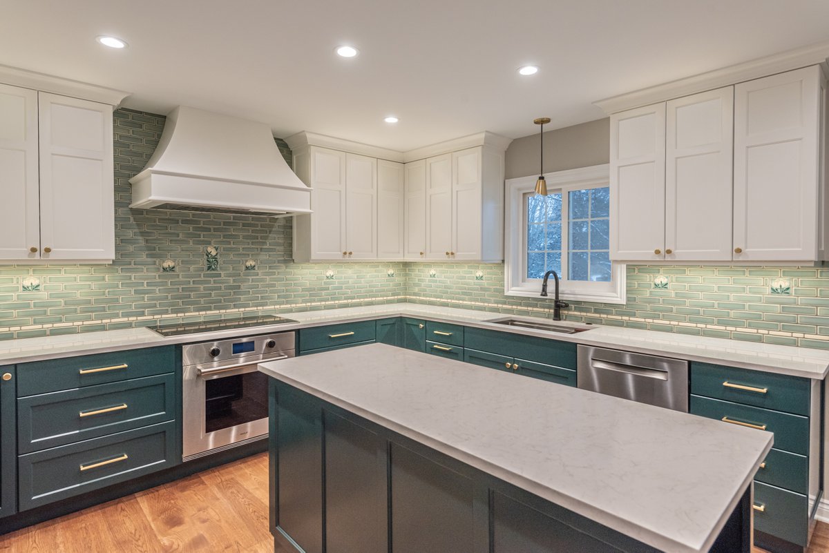 motawitileworks's tweet photo. Brand-new beauty from our installation design department! https://t.co/xiXblqL1be
Kitchen: Robert Strickland Construction | Photo credit: Stacey Gingras | Cabinets: Expo Kitchen
#motawi #motawitileworks #kitchengoals #tilebacksplash #transitionalstyle #transitionaldesign https://t.co/thXveFJGyl