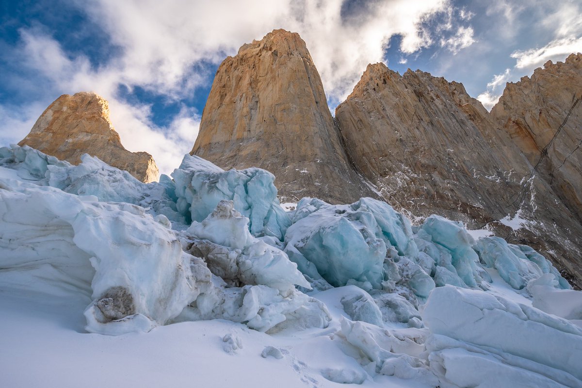 tdhalleine's tweet photo. Pocos lo saben, pero al pie de las Torres del Paine hay un imponente glaciar, que en pocos años desaparecerá. Aquí la prueba 🌎 #Chile https://t.co/tp6kS1E1QX
