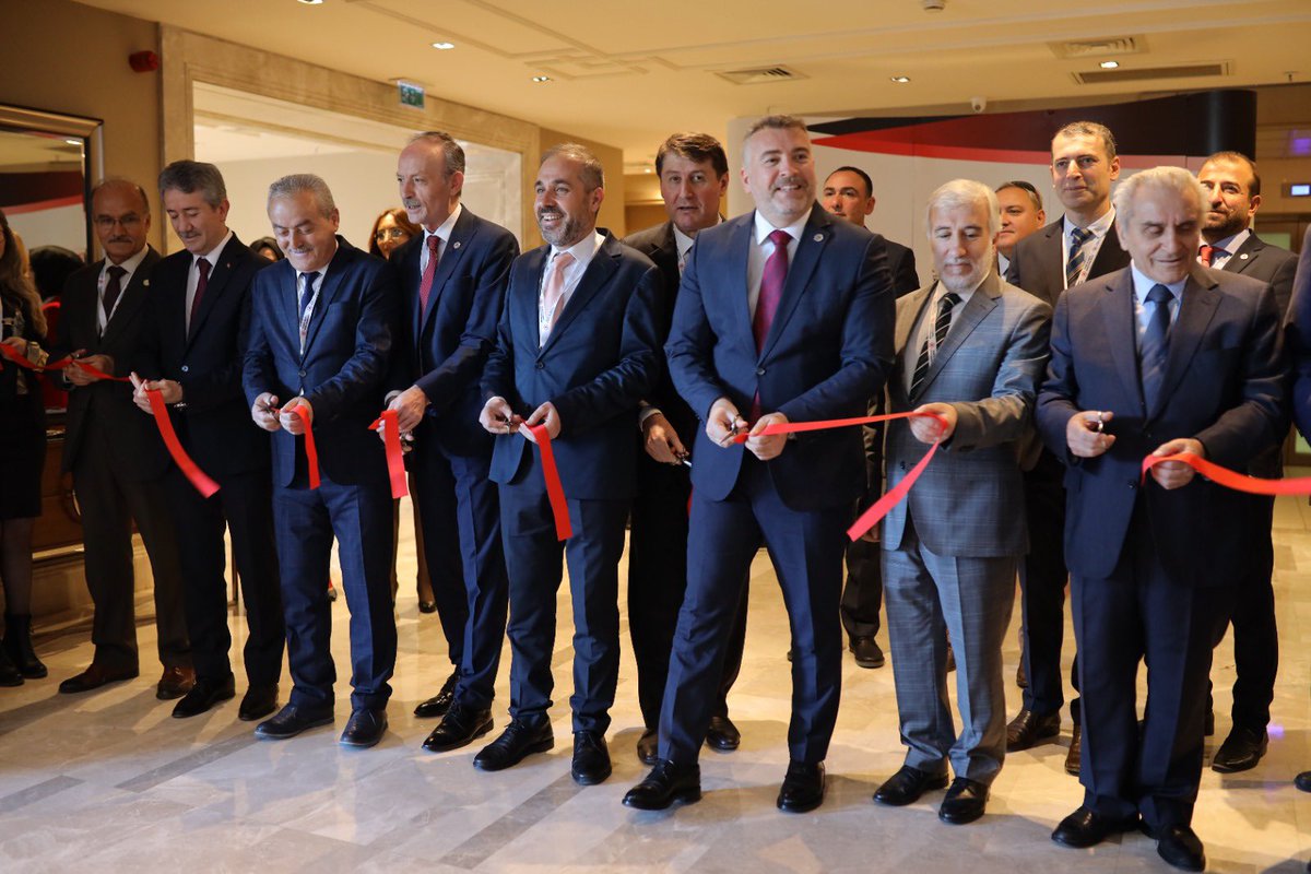 meb_ttkb's tweet photo. Kurul Başkanımız Prof. Dr. Cihad DEMİRLİ’nin açış konuşmalarıyla başlayan “Türkçe Öğretiminde İyi Uygulamalar Konferansı”nın ilk günü öğrenci poster çalışmaları, öğretmen iyi uygulama sunumları ve atölye çalışmaları ile tamamlanmıştır. 

@tcmeb https://t.co/2g7kCEX2RN