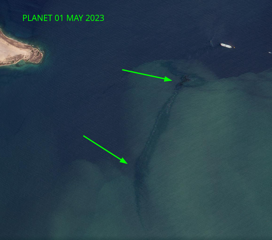diodon321's tweet photo. #01Mayo Manchas de petróleo en el complejo criogénico de oriente #PDVSA #JOSE. Posiblemente originadas por una descarga de algún tanquero. Ese crudo posiblemente termine en las playas o en las Isletas de Píritu https://t.co/gXXkJ58DsX
