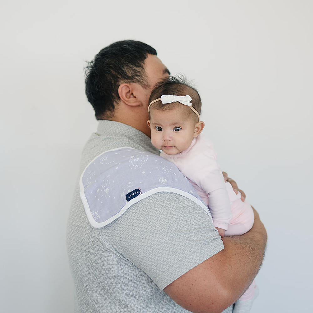 bebeaulait's tweet photo. The perfectly absorbent (and softest!) burp cloth around.  A little extra snuggle with Dad doesn't hurt either ❤️ https://t.co/m8AXrgSa6d