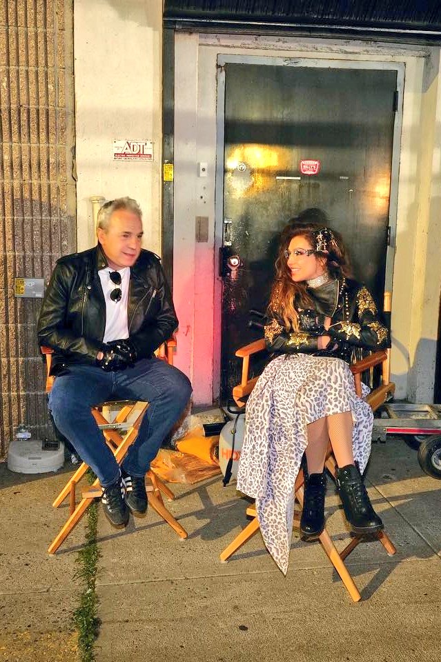 hombresgnet's tweet photo. 🎬 @thalia &amp; @DavidSummersHG durante el rodaje del videoclip #DevuélvemeAMiChica ✌️

#Mixtape 📼 https://t.co/SgSKdU5peW