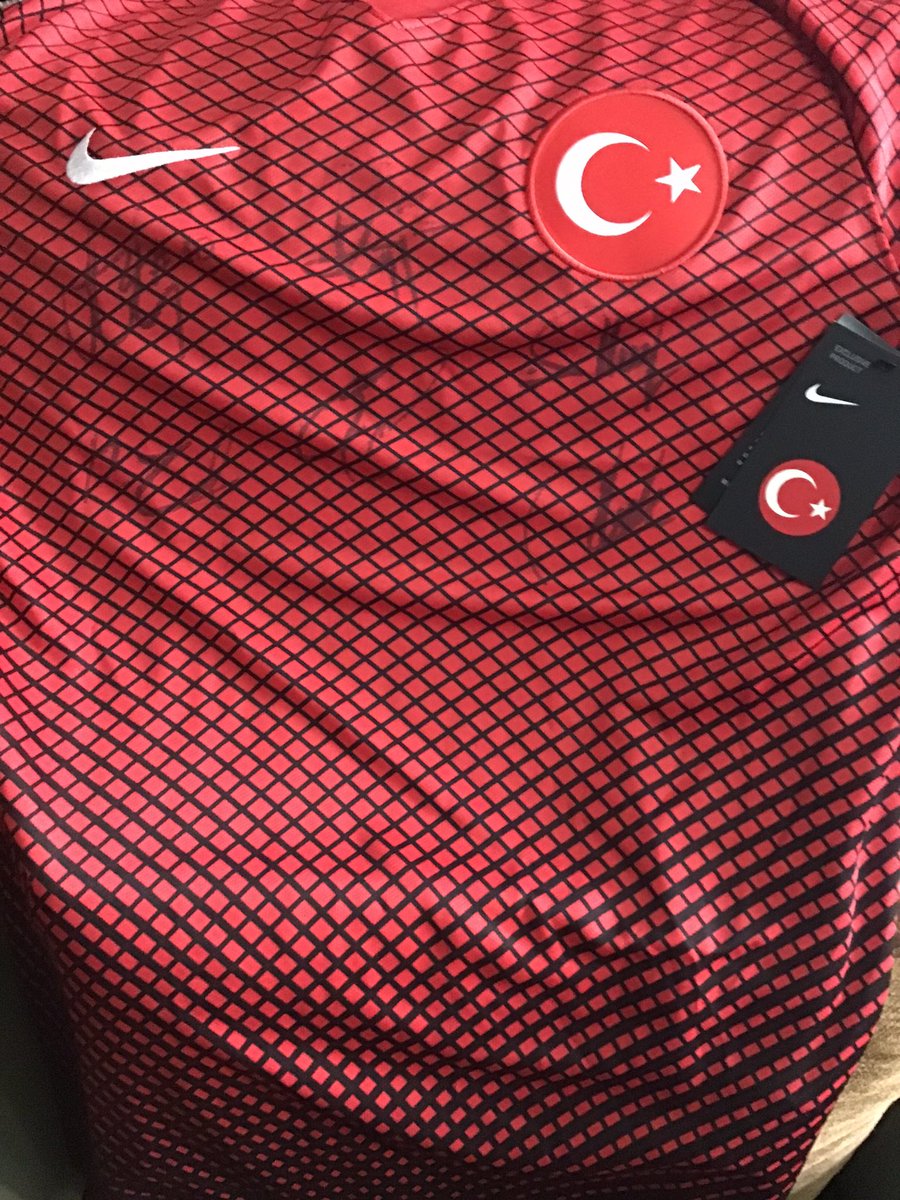 Babamin dolabinda buldum. Sizlerden birine hediye etmek istiyorum. Babam da boyle isterdi.
4 Mayis Persembe 20de retweetleyenler arasindan cekilisle hediye edecegim. Katilmak icin retweetlemeniz yeterli.
Birilerine imzalatmis ama kime bilmiyorum. L beden etiketi ustunde.