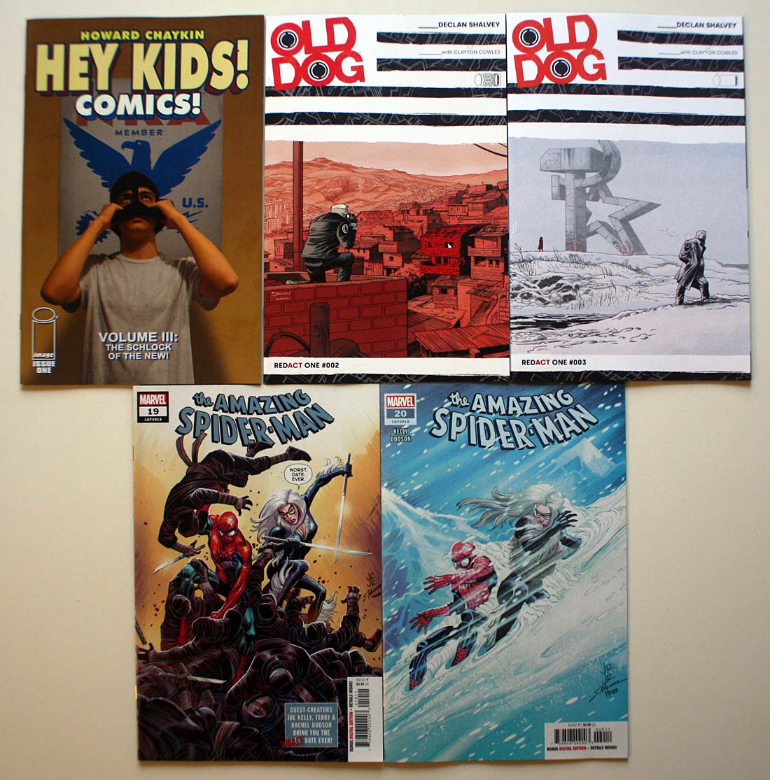 Further #comichaul: #AmazingSpiderMan 19-20 (they look beautiful) w/ art by #TerryDodson & #RachelDodson #HeyKidsComics vol 3 issue 1, #OldDog 2-3 by #DeclanShalvey #ClaytonCowles #comics #serier #Spiderman #BlackCat #PeterParker #FeliciaHardy