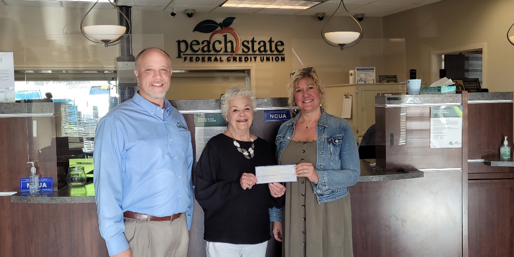 On behalf of the Peach State FCU C.A.R.E.S. Foundation, PSFCU Board member MaryBeth Thomas presented a donation in the amount of $2,500 to Volunteers for Literacy, whose mission is empowering people through literacy so they can lead more productive and fulfilling lives.