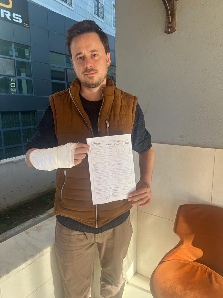 Yer: Hatay Reyhanlı İlçe Devlet Hastenesi Kardiyoloji polikliniği

Meslektaşım darp edilmiş, 
sayısız küfüre maruz bırakılmış ve ardından ölümle tehdit edilmiş.