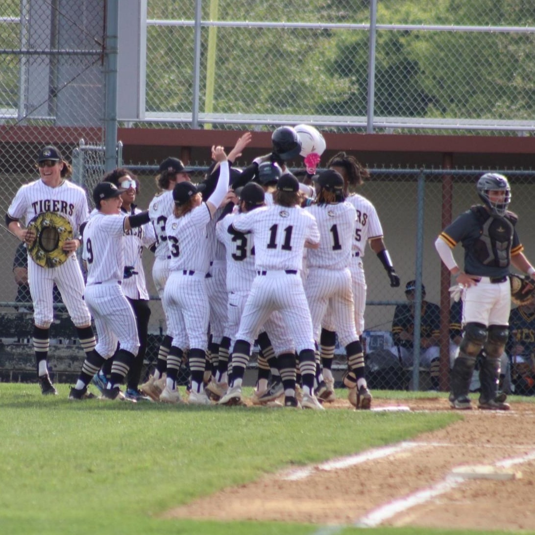 Tom Moore tweet media