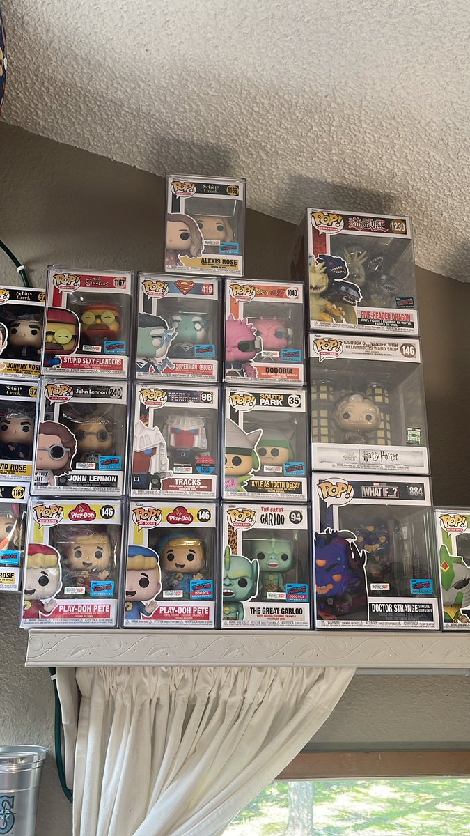 MrEvanSimpson's tweet image. #ECCC2021 
It was Funko’s Festival of fun at emerald city comic con that year. All of the con pops came with both stickers. Superman never showed up to that con though and was sold with NY con sticker at hq. Which I frequent often and found there. I was at this con and can attest