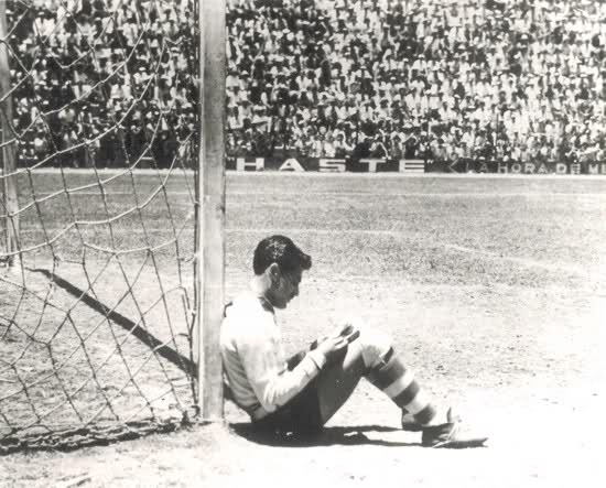 TorresErwerle's tweet photo. El arquero que se puso a leer una revista en un clásico. 🇲🇽

En 1955, Chivas y Atlas jugaban el clásico. En 16', Chivas ya ganaba 4-0. Jaime “Tubo” Gómez era el arquero de Chivas, y confiado por el resultado, vio que un hincha leía un comic, se lo pidió y se sentó a leerlo. https://t.co/cHNOewKJiv