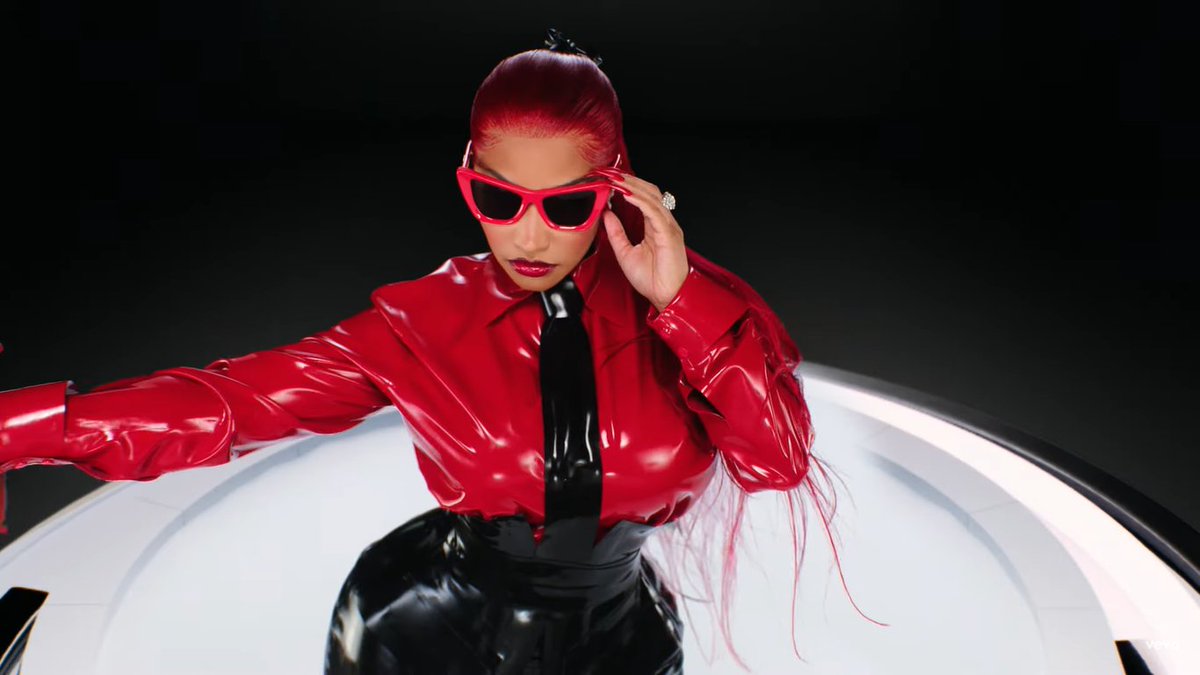 JAYTEAMINAJ's tweet photo. Nicki Minaj looking STUNNING in the    #AloneVideo 😍🦄 *
NOW OUT ON YOUTUBE!! 

https://t.co/sfGiY6wwuE https://t.co/YPsmVIh9GW