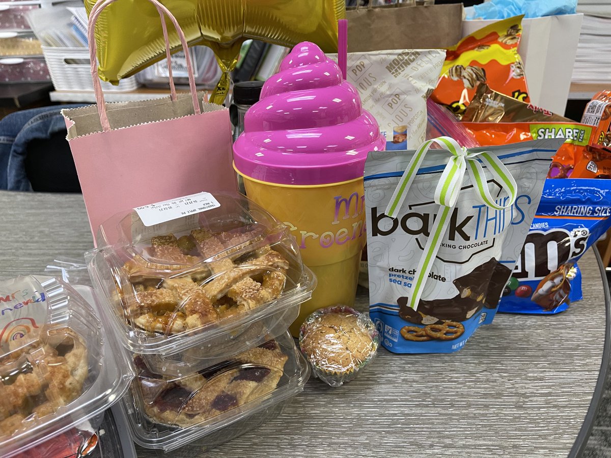 What a SWEET day!! Even better, a hug came with each treat 💕🥰 y’all made my day ⁦<a href="/Jack_D_Johnson/">Jack D. Johnson</a>⁩ #bestparents&amp;studentsever #JESfamily