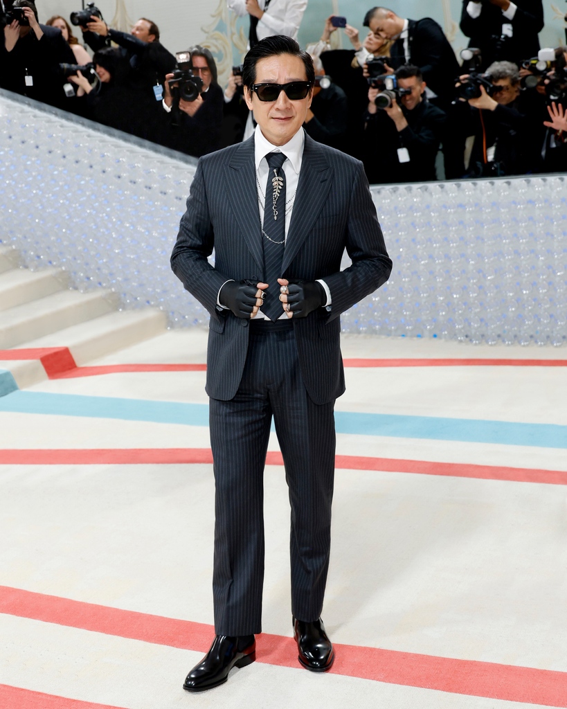 Dior's tweet photo. An emblematic homage to Karl Lagerfeld. Newly awarded Oscar winner Ke Huy Quan was dressed in a custom striped suit with a special jeweled glove as a tribute to the theme of the #MetGala2023. Swipe to see the #DiorSavoirFaire behind his look.
#StarsinDior https://t.co/9oW6Z5ZoH5
