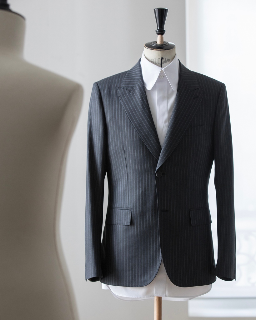 Dior's tweet photo. An emblematic homage to Karl Lagerfeld. Newly awarded Oscar winner Ke Huy Quan was dressed in a custom striped suit with a special jeweled glove as a tribute to the theme of the #MetGala2023. Swipe to see the #DiorSavoirFaire behind his look.
#StarsinDior https://t.co/9oW6Z5ZoH5