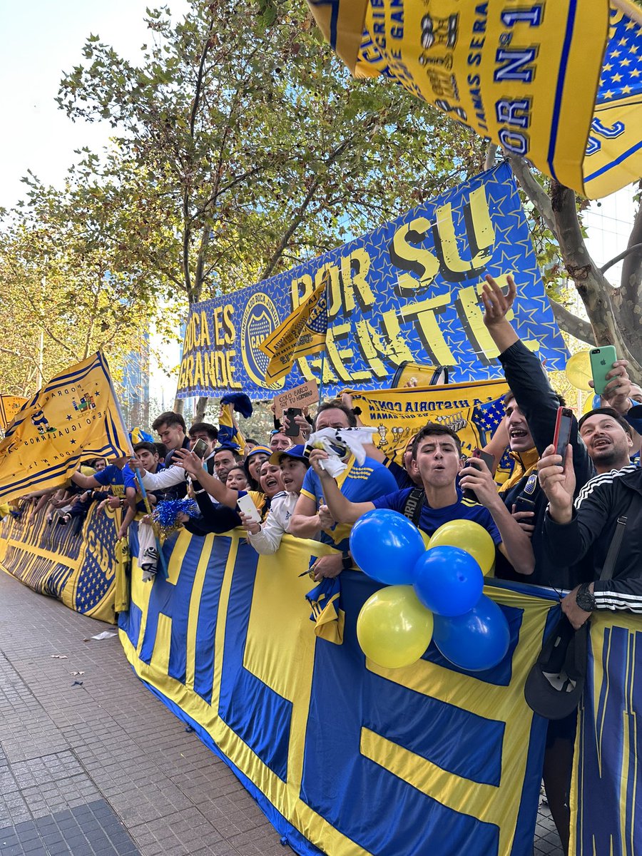 Recibido por una multitud: Boca llegó a Chile Una multitud de hinchas recibió a Boca en el Hotel de Santiago.