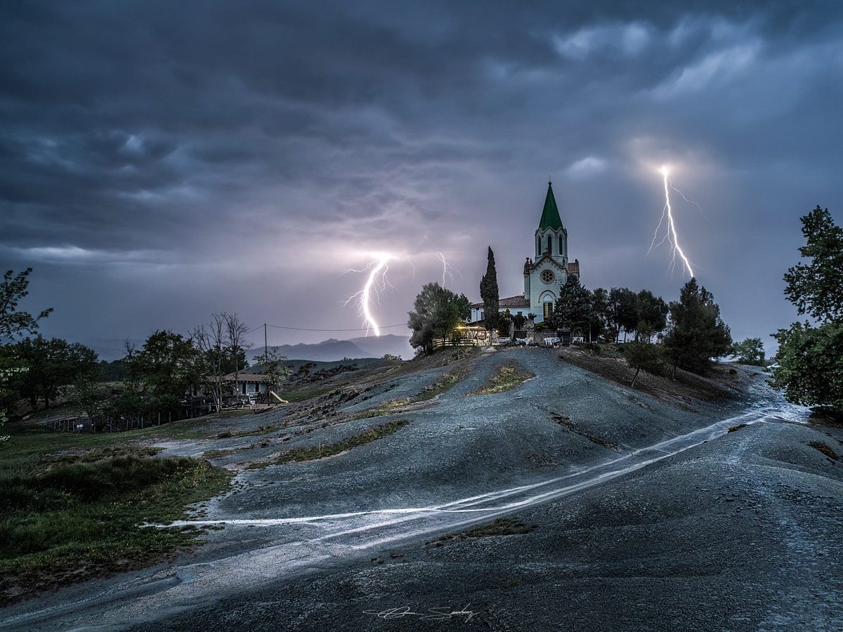 mauri_francesc's tweet photo. No és una peli de terror tot i que ho podria ser. Foto sensacional de la tempesta d'aquest cap de setmana a Puig Agut de #Manlleu. Del fotògraf de @NatGeo, Óscar Sánchez. @eltempsTV3 @meteocat @accioclimatica https://t.co/YdeIiAiWZD