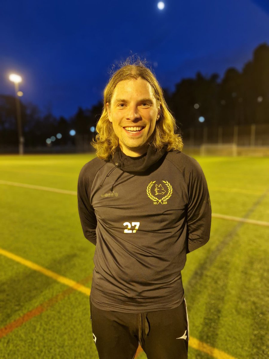 🫵🏻 TISDAGSBOLL! 
Över 20 spelare på plats ikväll. Helt fantastiskt drag runt klubben &amp; otrolig kvalitet på många. Vi gratulerar <a href="/Kiisk/">Oskar Kiisk</a>  som fick ta emot priset som månadens spelare av träningsgruppen. Hög närvaro, många vinster &amp; högst bidragande till sina segrar. Stort grattis!