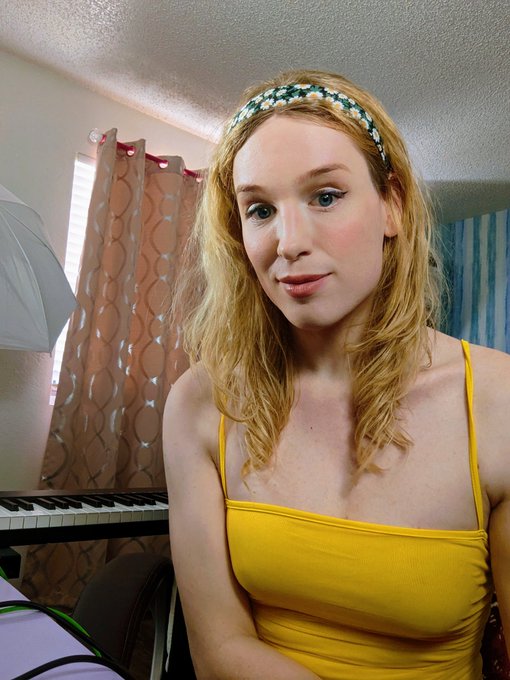 I'm streaming live right now but if I post the link Twitter will deboost and and none of you will even<a href="/tag/transgender"class="tags"><span>#transgender</span></a><a href="/tag/transisbeautifull"class="tags"><span>#transisbeautifull</span></a>