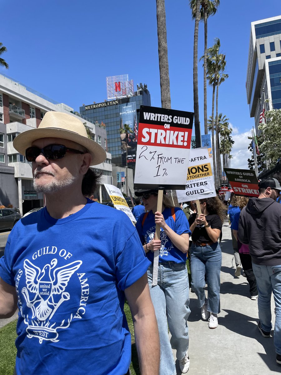 The picket line outside Netflix in L.A. 📸@elainelow #wgastrike