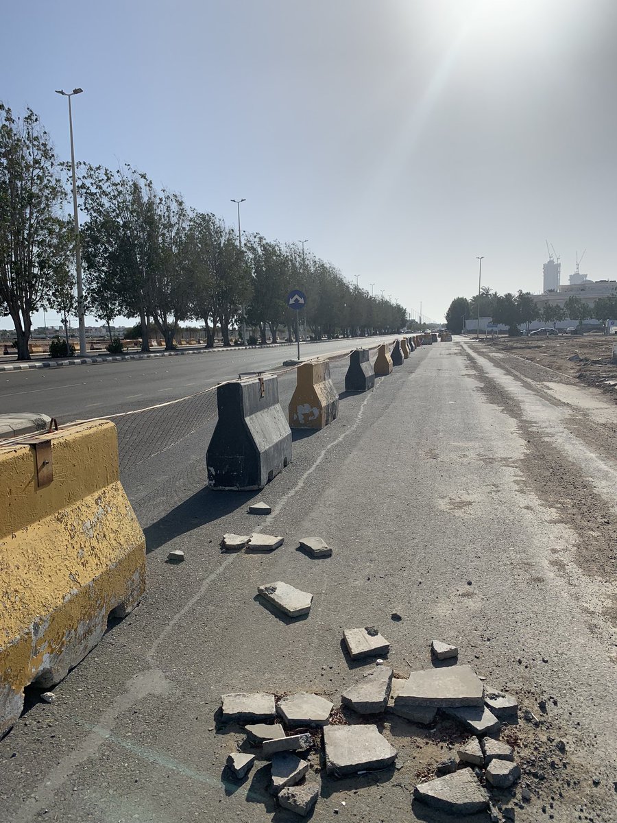 skateb's tweet photo. أمثلة لـ #التشوه_البصري
منها قيام المقاول بإزالة الرصيف على جانبي شارع رئيسي قبل ٣ شهور ووضع الصبات الخرسانية، ثم غادر حتى هذا اليوم!!👇👇 https://t.co/hCs5WQBbYp
